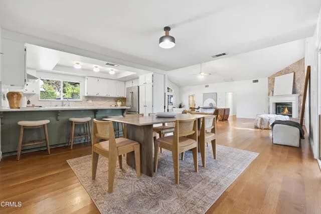 라카나다 하우스 
						방4 화장실4, 건평 약 2600 sf, 랏 약 11,800 sf
						주택  La Canada Flintridge CA's preview 1