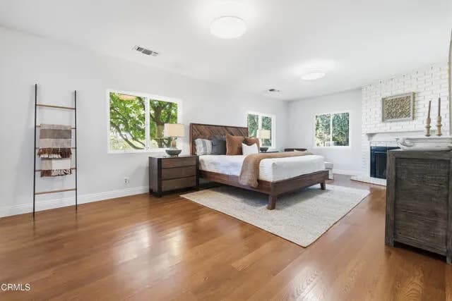 라카나다 하우스 
						방4 화장실4, 건평 약 2600 sf, 랏 약 11,800 sf
						주택  La Canada Flintridge CA's preview 3