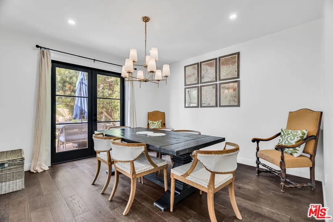 원져빌리지 하우스 
						방4 화장실4, +ADU, 건평 약 3800  sf, 랏 약 8600  sf
						주택  Los Angeles CA's preview 1