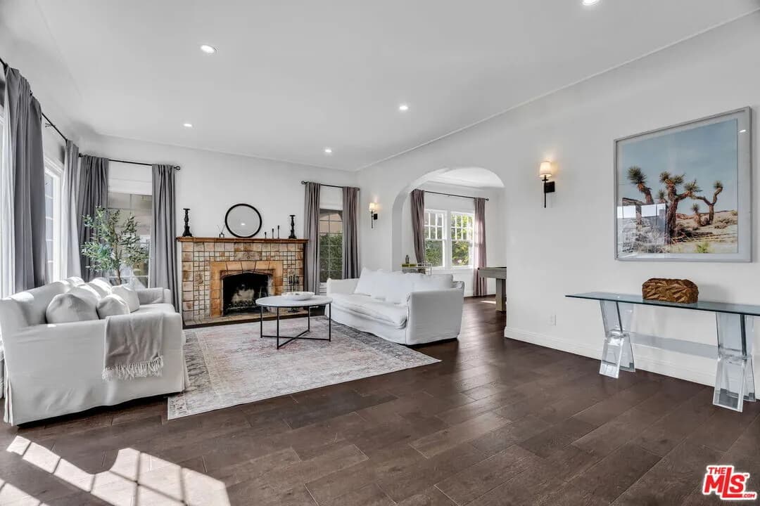 원져빌리지 하우스 
						방4 화장실4, +ADU, 건평 약 3800  sf, 랏 약 8600  sf
						주택  Los Angeles CA's preview 2