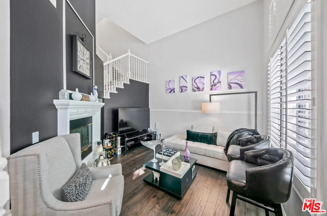 발렌시아 타운홈 
						2001년생, 방3 화장실3, 약 1850 sf, Attached Garage, NO Mello-Roos
						콘도  Valencia CA's preview 2