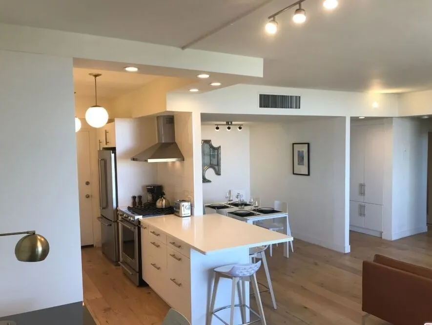 로즈 펠리즈 콘도
						방1 화장실1, 오픈구조, Los Feliz 하아라이즈 빌딩,, 발코니, 짐, 사우나, 수영장, 시큐리티
						콘도  Los Angeles CA's preview 0