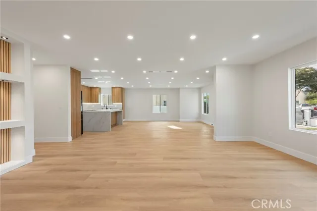 버뱅크 하우스 
						방3 화장실3, 건평 약 2100 sf, 랏 약 7300 sf
						주택  Burbank CA's preview 1