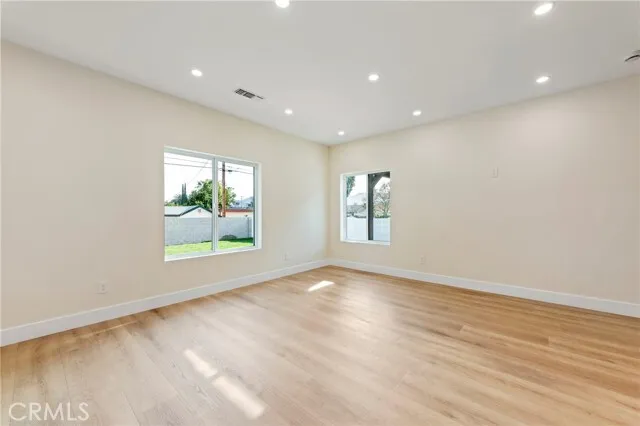 버뱅크 하우스 
						방3 화장실3, 건평 약 2100 sf, 랏 약 7300 sf
						주택  Burbank CA's preview 3