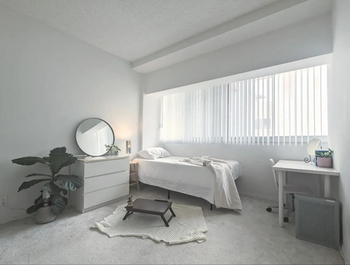 한인타운 중심가 2Bed 2Bath 여성 룸메이트 구함
					룸메이트
					Los Angeles's preview 1