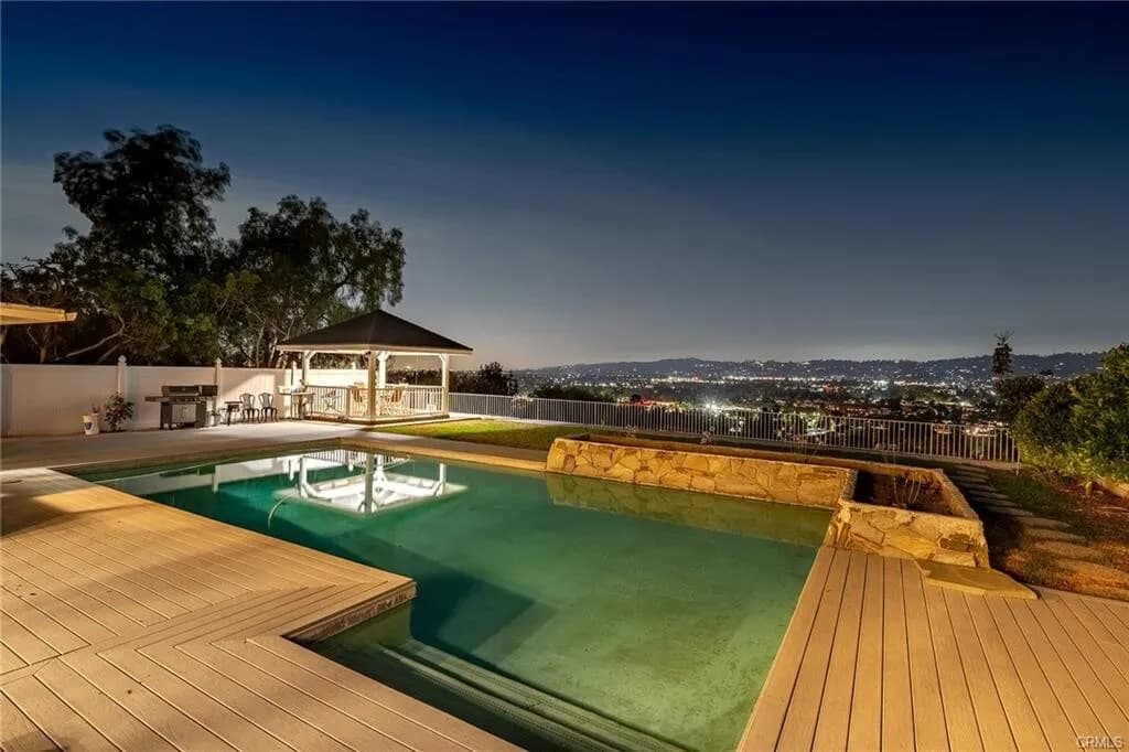 뷰!!뷰!!뷰!! 라하브라 최고위치!! 16,800 SqFt 넓은 Lot!! 단층 단독주택
						매우 밝고, 높은천장, Quartz 카운터탑 리모델링 부엌, 2중 창문, 벽난로, 새 페인트, 리모델링 화장실, 마루바닥, 멋진 뷰가 있는 넓은 뒷마당.
						주택  La Habra CA's preview 0