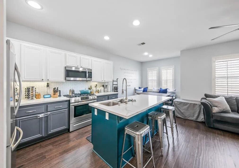 발렌시아 타운홈 
						2001년생, 방3 화장실3, 약 1850 sf, Attached Garage, NO Mello-Roos
						콘도  Valencia CA's preview 0