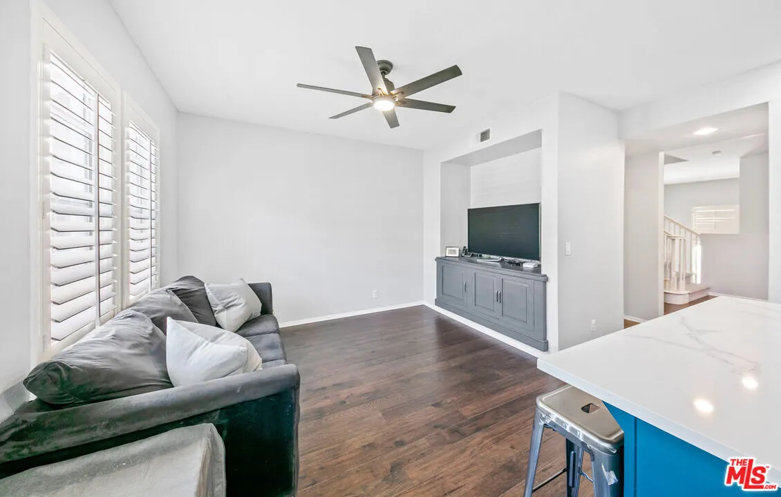 발렌시아 타운홈 
						2001년생, 방3 화장실3, 약 1850 sf, Attached Garage, NO Mello-Roos
						콘도  Valencia CA's preview 1