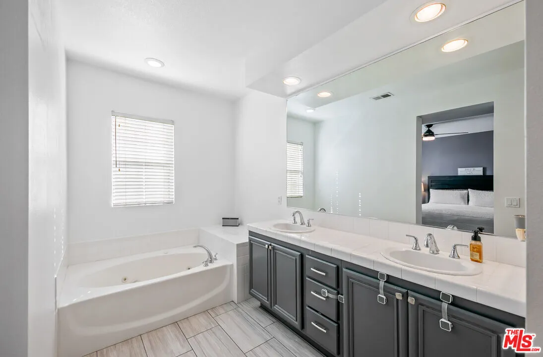 발렌시아 타운홈 
						2001년생, 방3 화장실3, 약 1850 sf, Attached Garage, NO Mello-Roos
						콘도  Valencia CA's preview 3