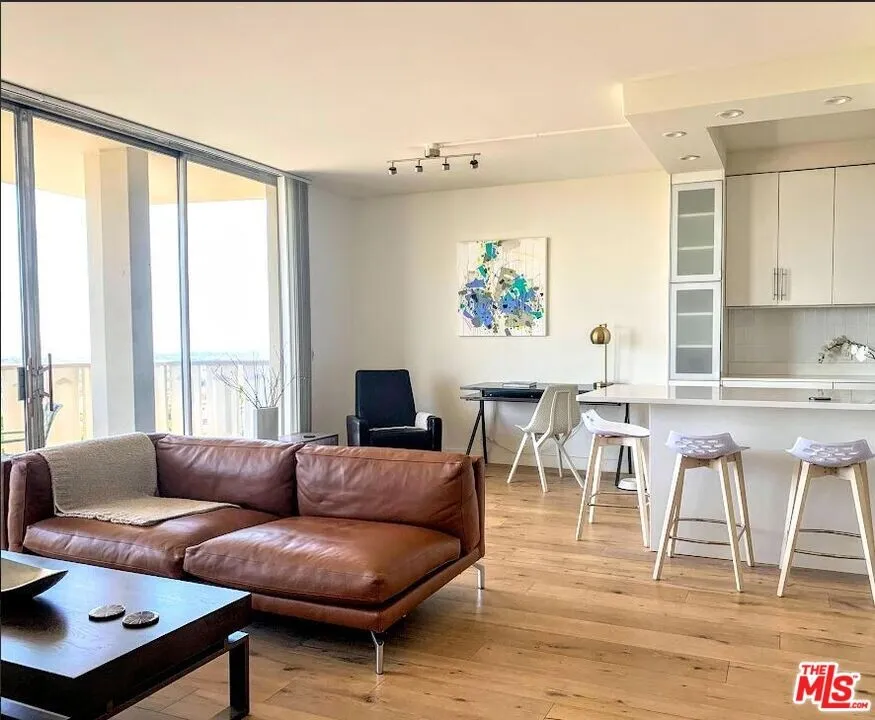 로즈 펠리즈 콘도
						방1 화장실1, 오픈구조, Los Feliz 하아라이즈 빌딩,, 발코니, 짐, 사우나, 수영장, 시큐리티
						콘도  Los Angeles CA's preview 1