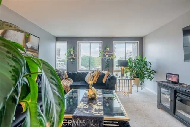 다운타운 콘도
						방1 화장실1, 오픈구조, 업그레이드, 시큐리티, 부대시설, 편리한 위치 
						콘도  Los Angeles CA's preview 1