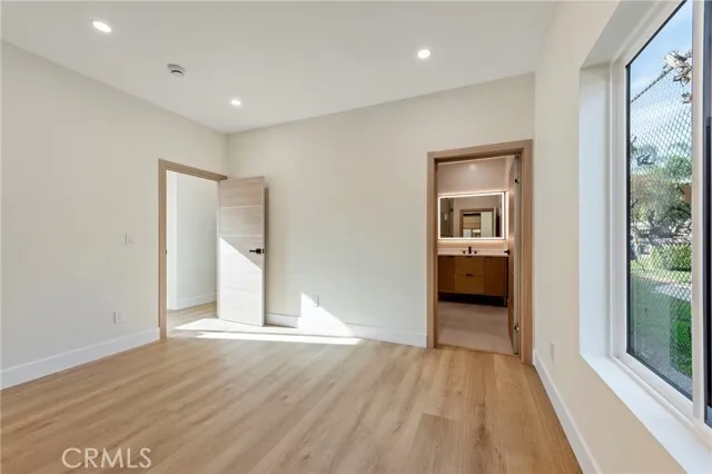 버뱅크 하우스 
						방3 화장실3, 건평 약 2100 sf, 랏 약 7300 sf
						주택  Burbank CA's preview 2