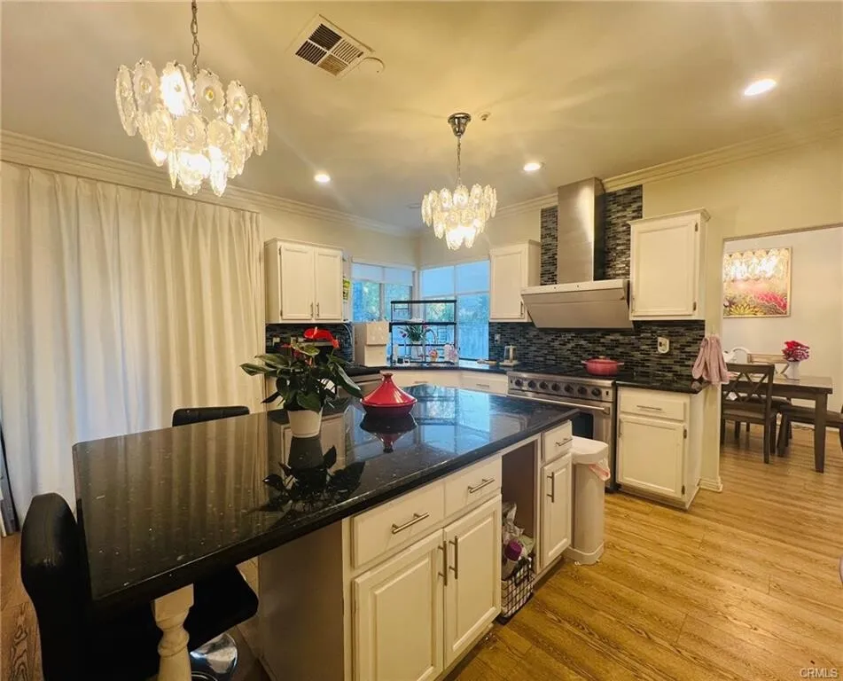 치노힐!! 2,382 SqFt 단독주택!! 최고지역!!
						1996년생!! 포텐셜!! 매우 밝고, 높은천장, 솔라, 연수기, 넓은 부엌, 마루바닥, 벽난로, 2중 창문, 페리오커버, 뒷마당.

						주택  Chino Hills CA's preview 1