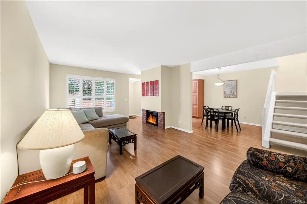 [플러튼] 최고학군 인기많은 Amberwood 리모델링 방3개 타운홈
						Amerige인근, 2car attached그라지, 최고학군
						타운하우스  Fullerton CA's preview 2