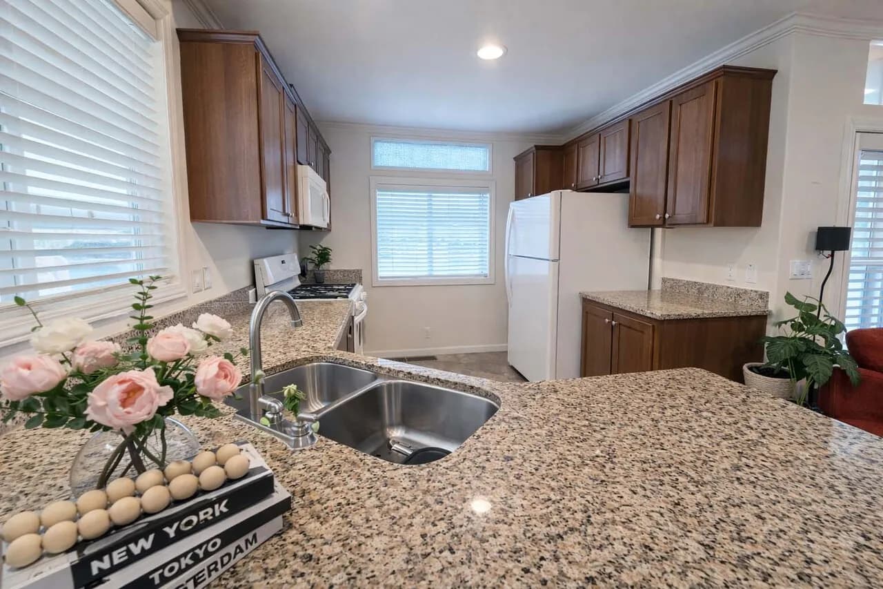 위티어 55+ 모빌홈] 방2, 화2, 약1,060sf. 2019년
						저렴한 땅렌트비 $1,133
						주택  Whittier CA's preview 1