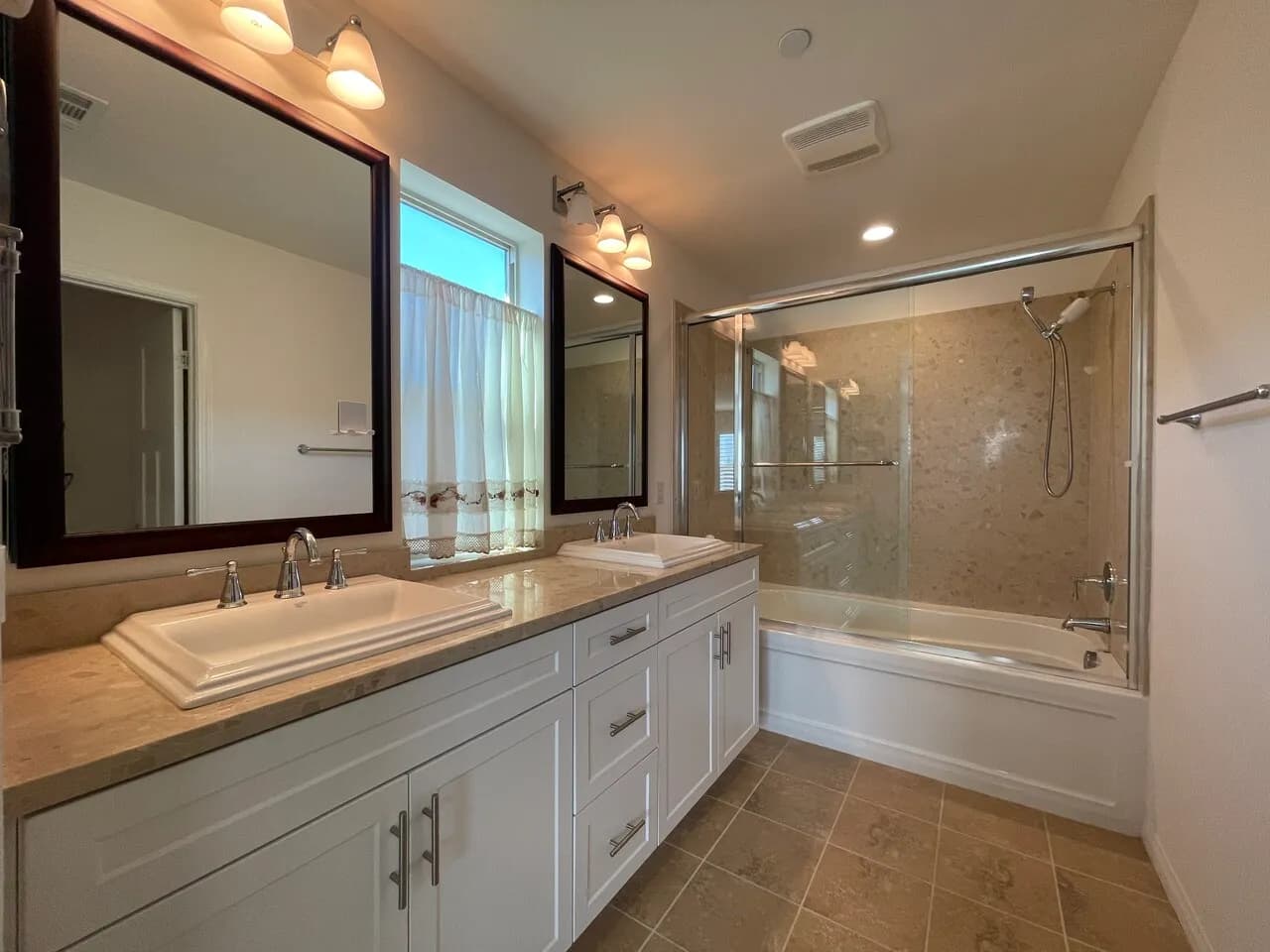 칼슨(carson)에 하우스 메이트/하숙 구합니다.
					룸메이트
					Carson's preview 1