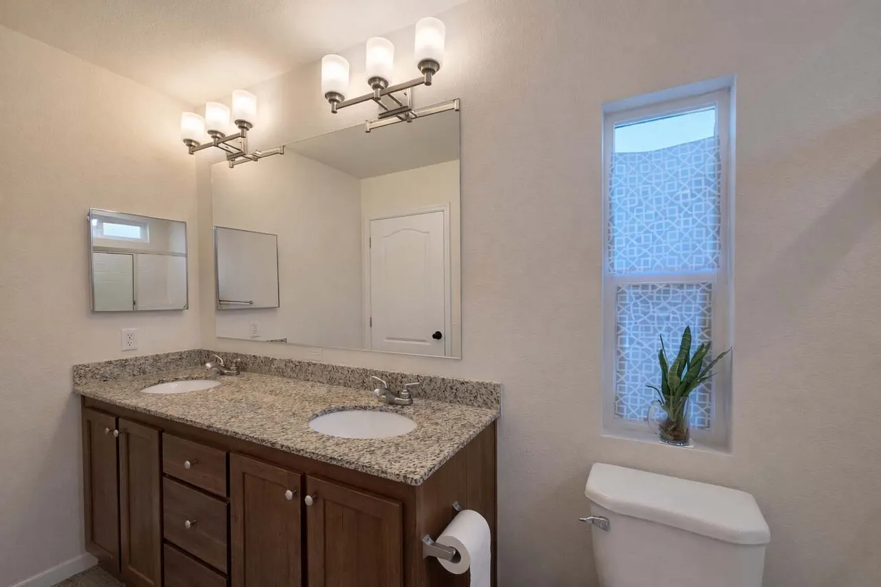 위티어 55+ 모빌홈] 방2, 화2, 약1,060sf. 2019년
						저렴한 땅렌트비 $1,133
						주택  Whittier CA's preview 3