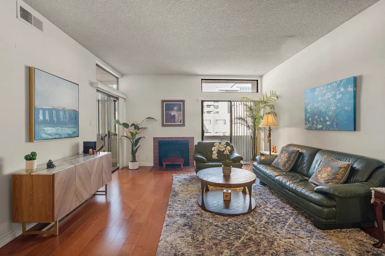 한타 Top Foor 방1 화1 + Den(발코니) + 파킹 2대 콘도
						한타 중심 방1 화1+Den( 발코니) +파킹 2대 로 Den을 오피스나 운동실 사용가능. 하이실링으로 오너분이 잘 관리한 집 
						콘도  Los Angeles CA's preview 0