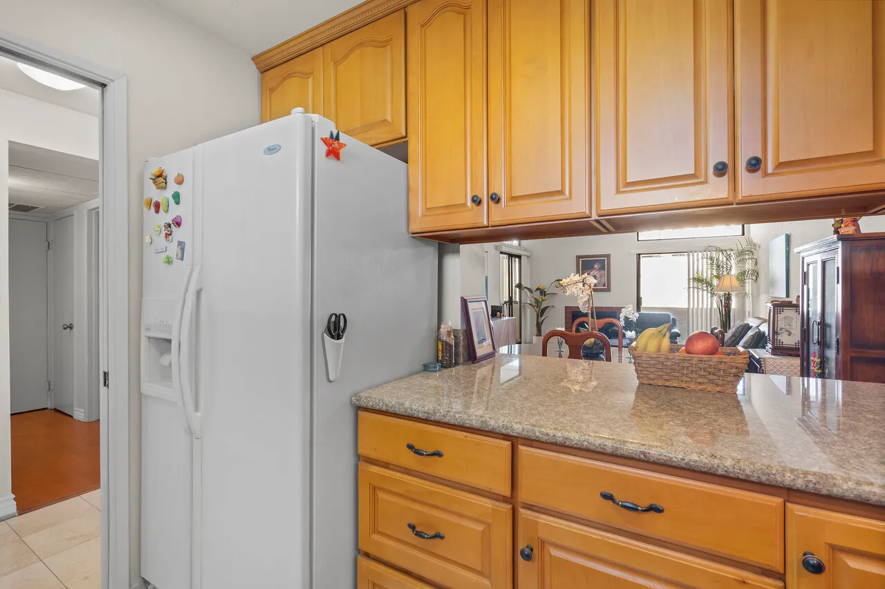 한타 Top Foor 방1 화1 + Den(발코니) + 파킹 2대 콘도
						한타 중심 방1 화1+Den( 발코니) +파킹 2대 로 Den을 오피스나 운동실 사용가능. 하이실링으로 오너분이 잘 관리한 집 
						콘도  Los Angeles CA's preview 3