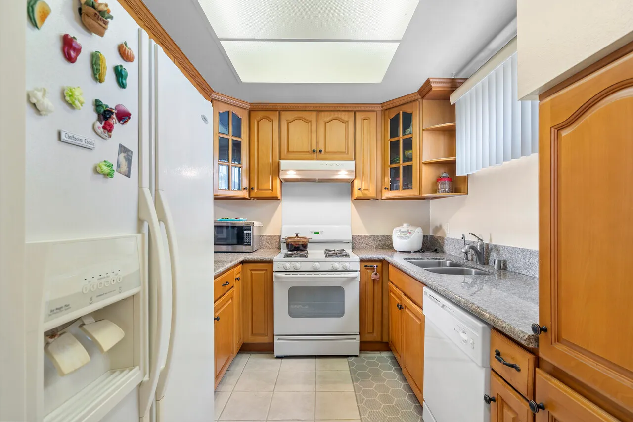 한타 Top Foor 방1 화1 + Den(발코니) + 파킹 2대 콘도
						한타 중심 방1 화1+Den( 발코니) +파킹 2대 로 Den을 오피스나 운동실 사용가능. 하이실링으로 오너분이 잘 관리한 집 
						콘도  Los Angeles CA's preview 2