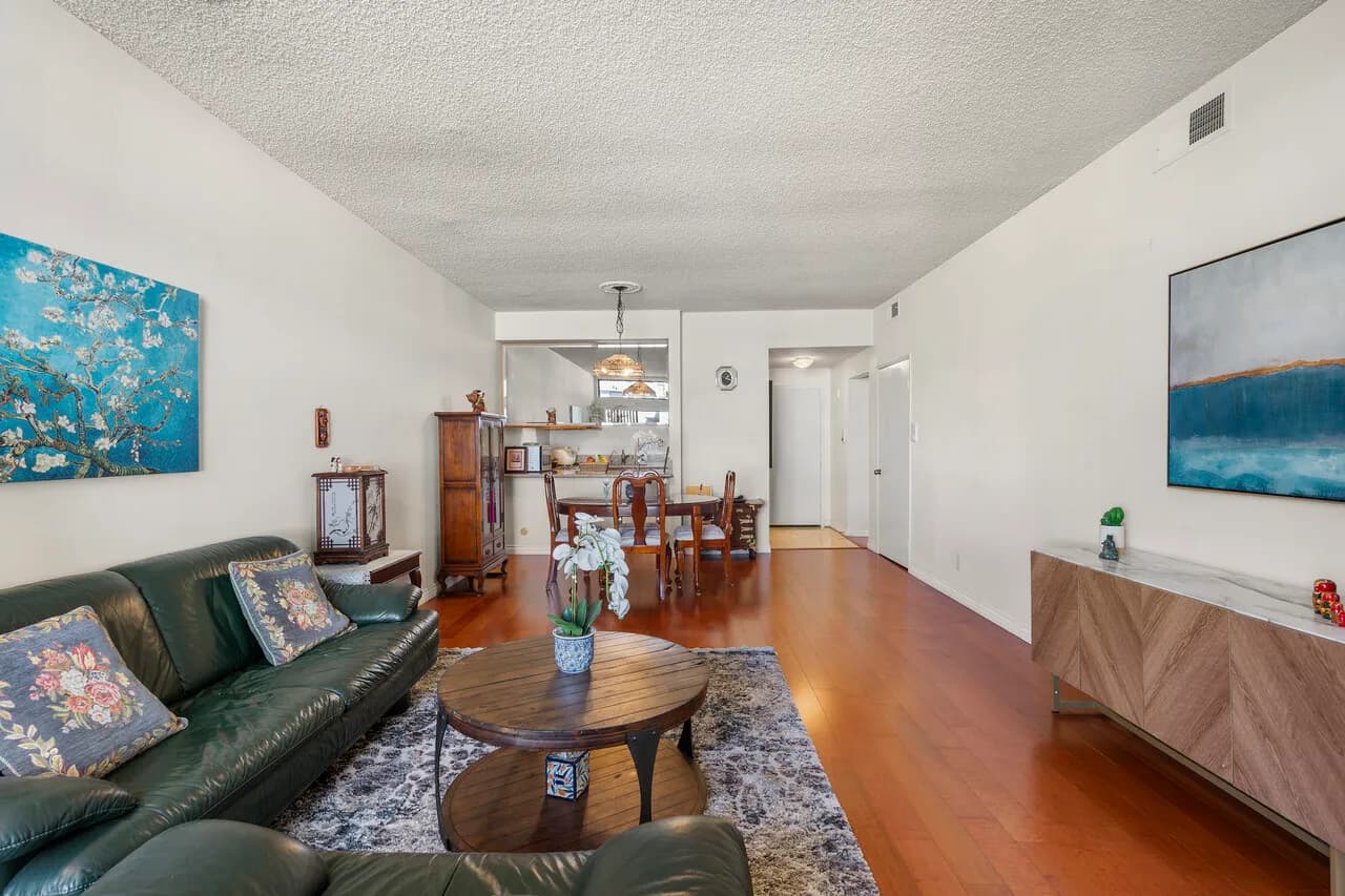 한타 Top Foor 방1 화1 + Den(발코니) + 파킹 2대 콘도
						한타 중심 방1 화1+Den( 발코니) +파킹 2대 로 Den을 오피스나 운동실 사용가능. 하이실링으로 오너분이 잘 관리한 집 
						콘도  Los Angeles CA's preview 1