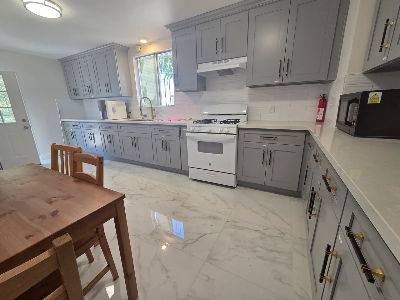 안전하고 조용한 한타 지역
					룸메이트
					Los Angeles's preview 0