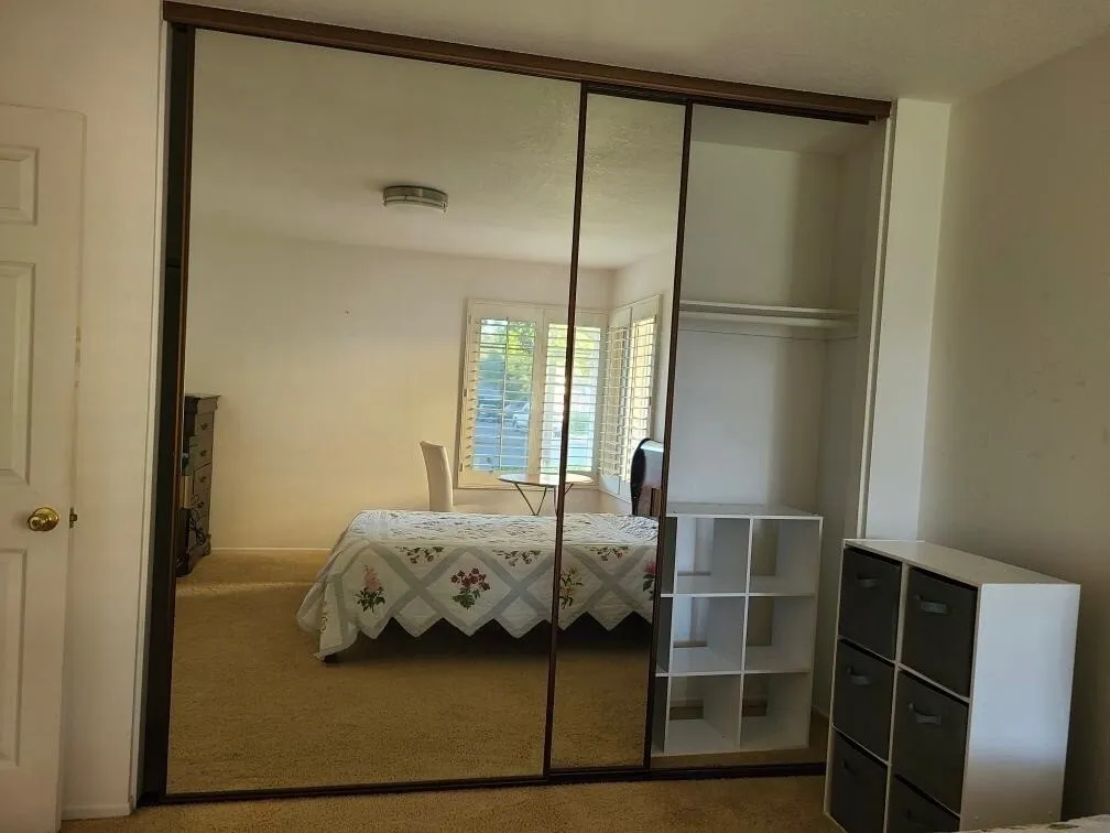 1bed room
					룸메이트
					Irvine's preview 2