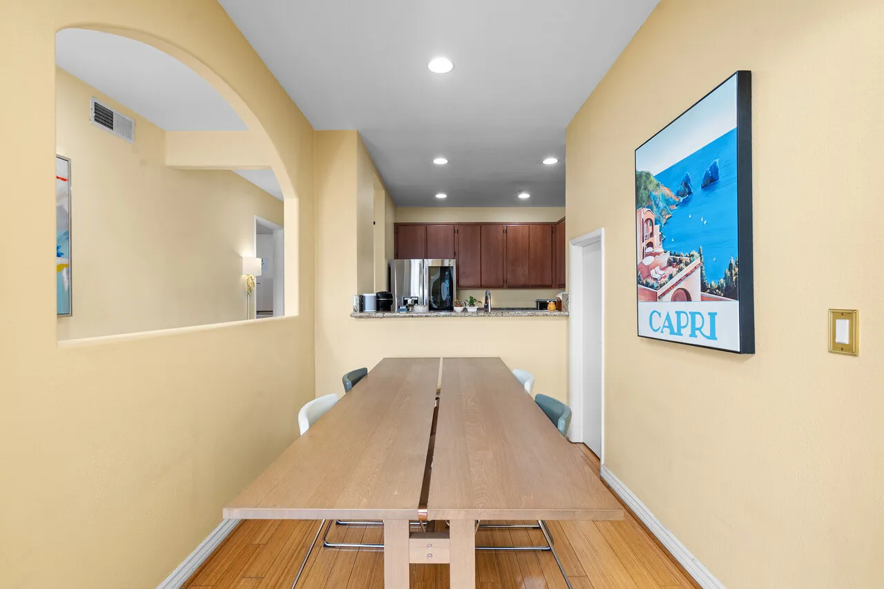 한타 Top Foor +Loft + 옥상 패티오 가 있는 2005년생 콘도 
						한타 중심 방2 화2+Loft +옥상 정원 있는 콘도로 Loft 를 3번째 방으로 사용가능 하며 Top Floor & 하이실링. 가드, 운동실 완비 
						콘도  Los Angeles CA's preview 3