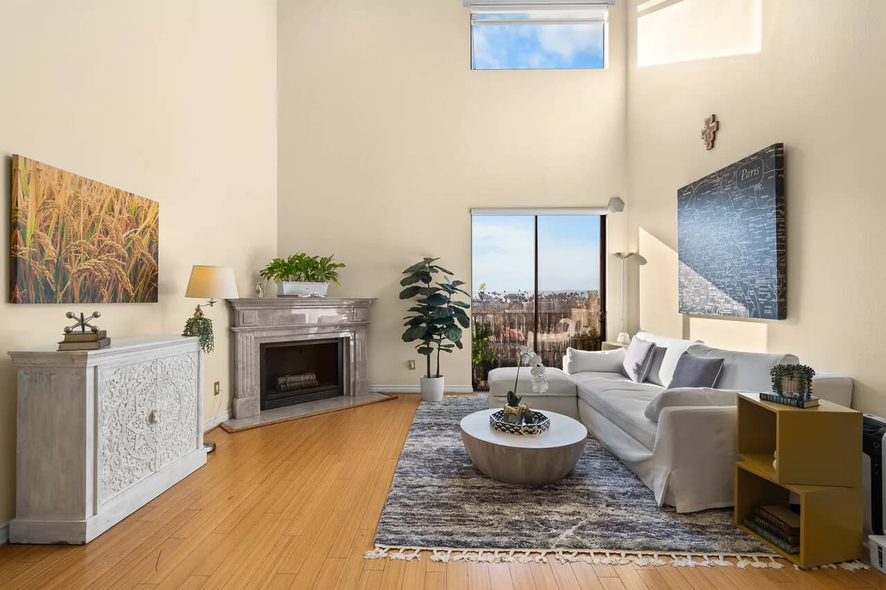 한타 Top Foor +Loft + 옥상 패티오 가 있는 2005년생 콘도 
						한타 중심 방2 화2+Loft +옥상 정원 있는 콘도로 Loft 를 3번째 방으로 사용가능 하며 Top Floor & 하이실링. 가드, 운동실 완비 
						콘도  Los Angeles CA's preview 0