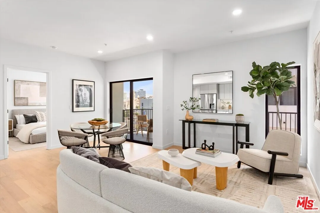 한인타운 새콘도
						2024년생, 방2 화장실2, 오픈구조, 마루바닥, 발코니, 편리한 위치
						콘도  Los Angeles CA's preview 1