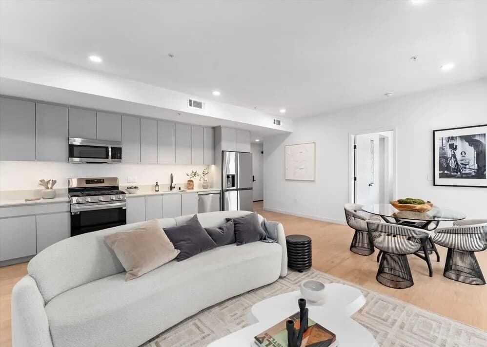 한인타운 새콘도
						2024년생, 방2 화장실2, 오픈구조, 마루바닥, 발코니, 편리한 위치
						콘도  Los Angeles CA's preview 0