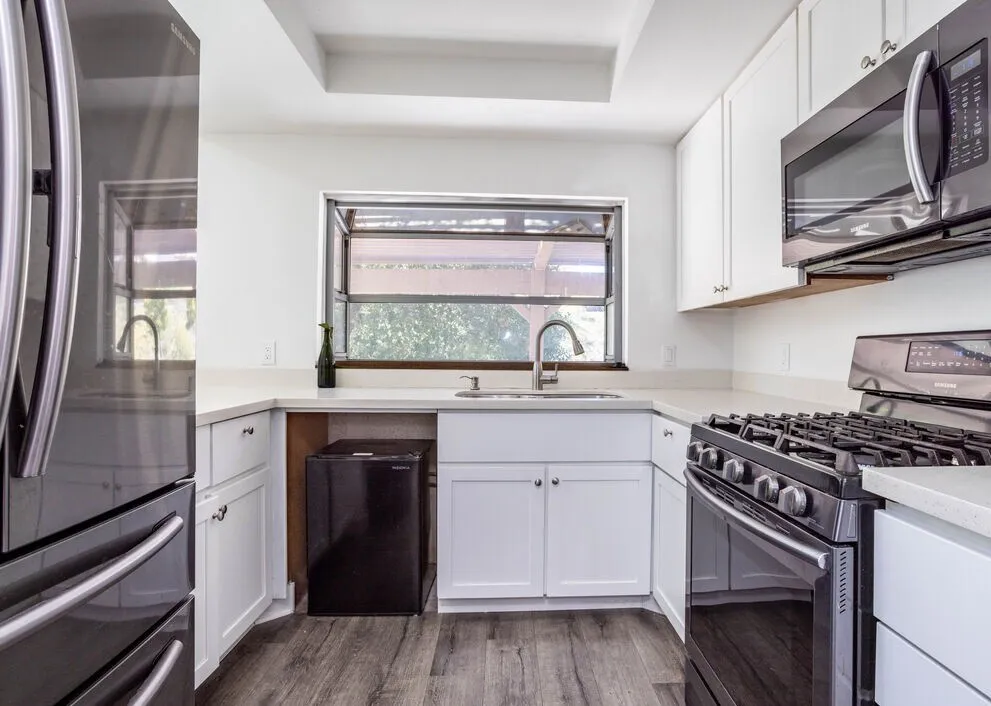 뉴홀 타운홈
						방3 화장실2, 단층구조, 약 1500 sf, 마루바닥, 밝고 환함, 단지안에 짐, 수영장, 테니스코트
						콘도  Newhall CA's preview 1