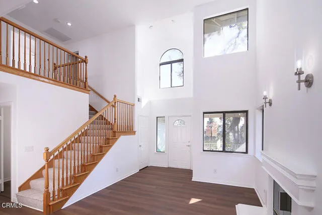 라 크라센타 하우스
						방3 화장실3, 건평 약 2200 sf, 랏 약 5100 sf
						주택  La Crescenta CA's preview 2