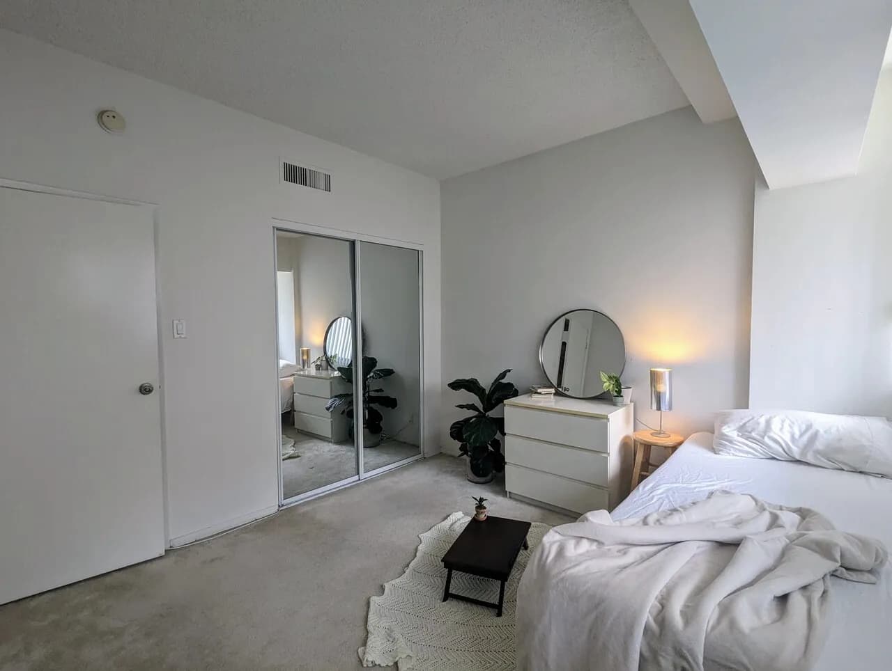 한타 윌셔 중심가 고층 2B2B 아파트 여성 룸메이트 구함
					룸메이트
					Los Angeles's preview 0