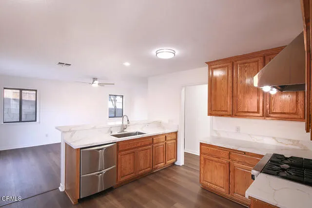 라 크라센타 하우스
						방3 화장실3, 건평 약 2200 sf, 랏 약 5100 sf
						주택  La Crescenta CA's preview 1