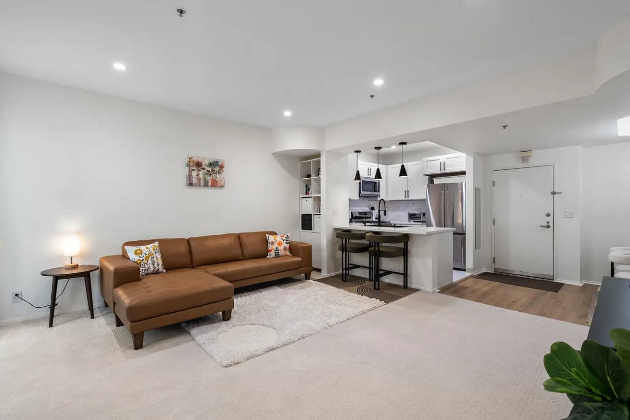 행콕팍 인근 콘도
						방1 화장실1, 리모델된 부엌&화장실, 발코니, 시큐리티, 게스트 파킹, 부대시설
						콘도  Los Angeles CA's preview 3