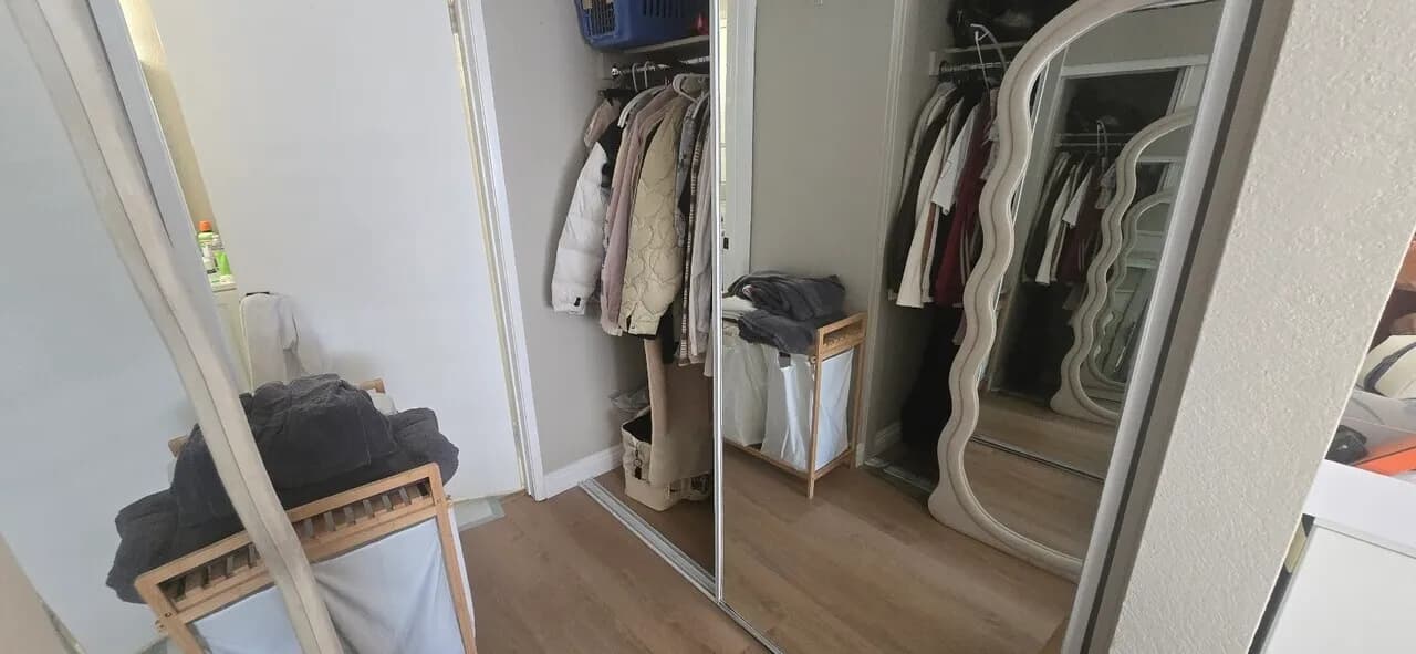 개인방,개인화장실,Bath 마리포사높은곳이라 햇볕이 잘들고 킴스전기 뒤 위치좋아요
					룸메이트
					Losangelese's preview 1