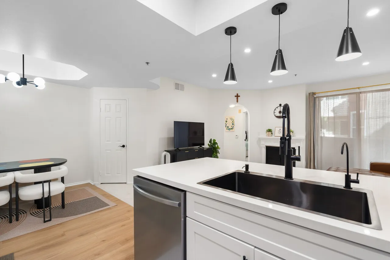 행콕팍 인근 콘도
						방1 화장실1, 리모델된 부엌&화장실, 발코니, 시큐리티, 게스트 파킹, 부대시설
						콘도  Los Angeles CA's preview 1