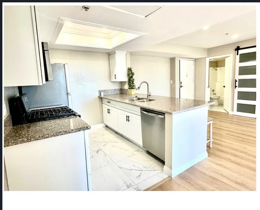 개인방,개인화장실,Bath 마리포사높은곳이라 햇볕이 잘들고 킴스전기 뒤 위치좋아요
					룸메이트
					Losangelese's preview 2