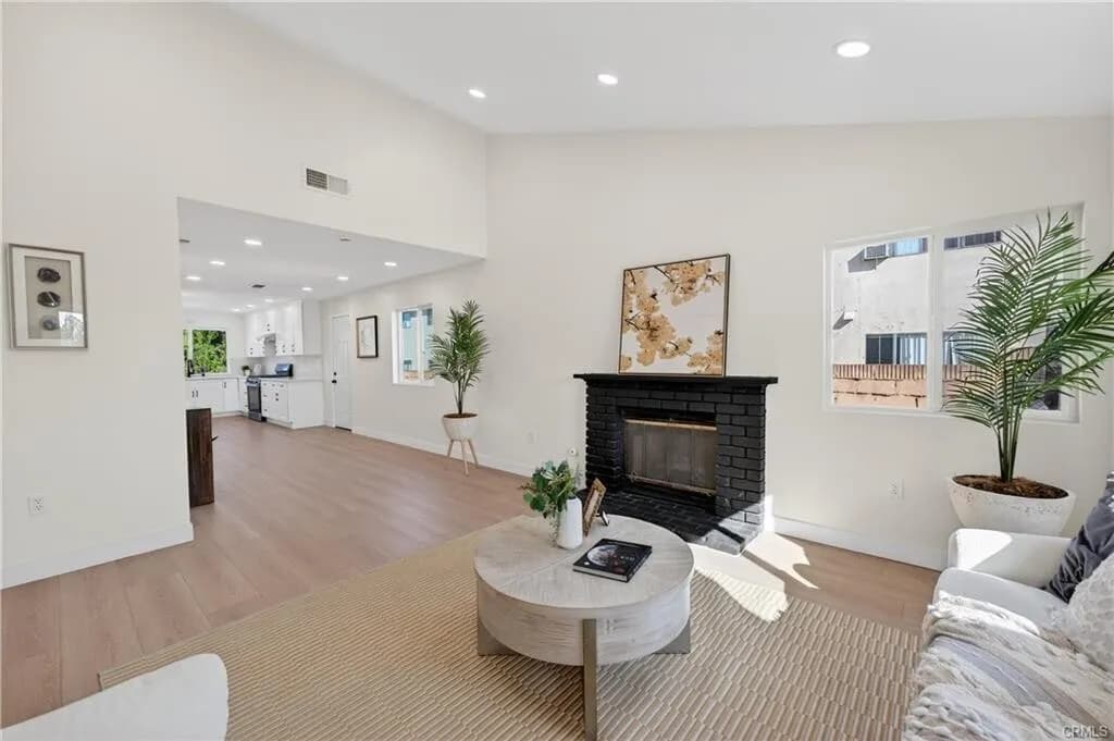 E. Whittier!! 라미라다 바로 옆 4베드 1,750 SqFt 단층 단독주택!!
						집 전체 리모델링!! 매우 밝고, 높은천장, 오픈 구조, 2중창문, 리모델링 새 부엌, 새 마루바닥, 새 화장실, 벽난로, 새 페인트, 페리오커버 넓은 뒷마당.
						주택  Whittier CA's preview 2