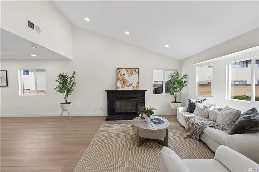 E. Whittier!! 라미라다 바로 옆 4베드 1,750 SqFt 단층 단독주택!!
						집 전체 리모델링!! 매우 밝고, 높은천장, 오픈 구조, 2중창문, 리모델링 새 부엌, 새 마루바닥, 새 화장실, 벽난로, 새 페인트, 페리오커버 넓은 뒷마당.
						주택  Whittier CA's preview 1