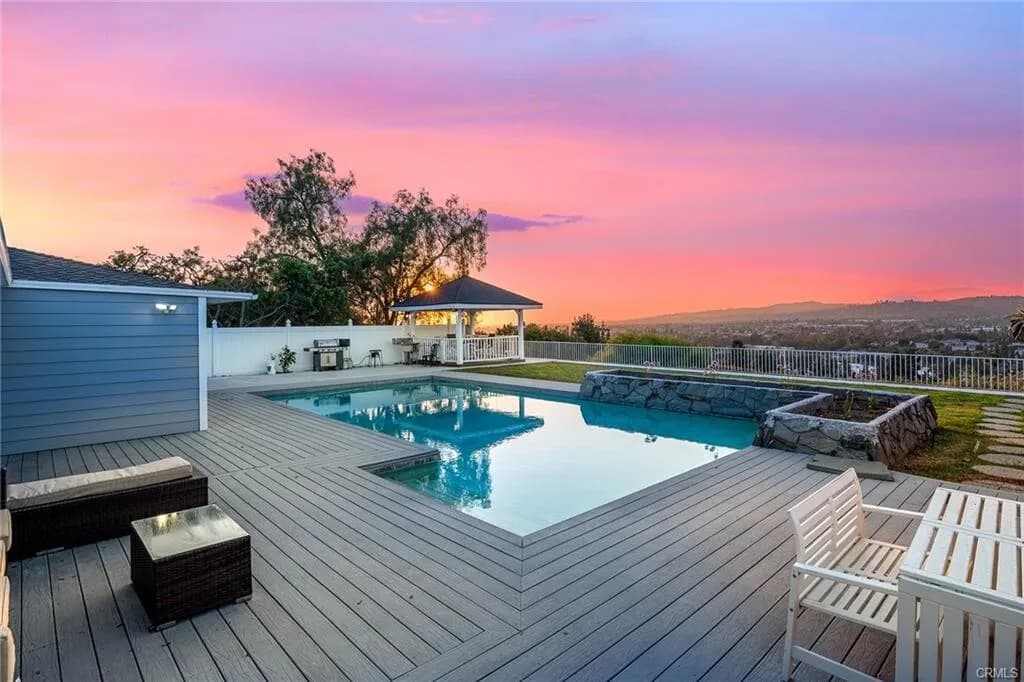 뷰!!뷰!!뷰!! 라하브라 최고위치!! 16,800 SqFt 넓은 Lot!! 단층 단독주택
						매우 밝고, 높은천장, Quartz 카운터탑 리모델링 부엌, 2중 창문, 벽난로, 새 페인트, 리모델링 화장실, 마루바닥, 멋진 뷰가 있는 넓은 뒷마당.
						주택  La Habra CA's preview 2