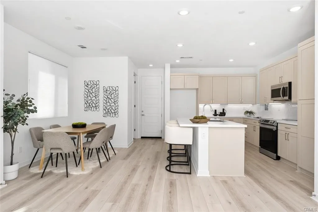 [토랜스] 2023년생 업그레이드 넓은 방4개 2층하우스
						1836 SQFT, Solar & EV 충전기, 저렴한 관리비, 넓은 페리오
						주택  Torrance CA's preview 1