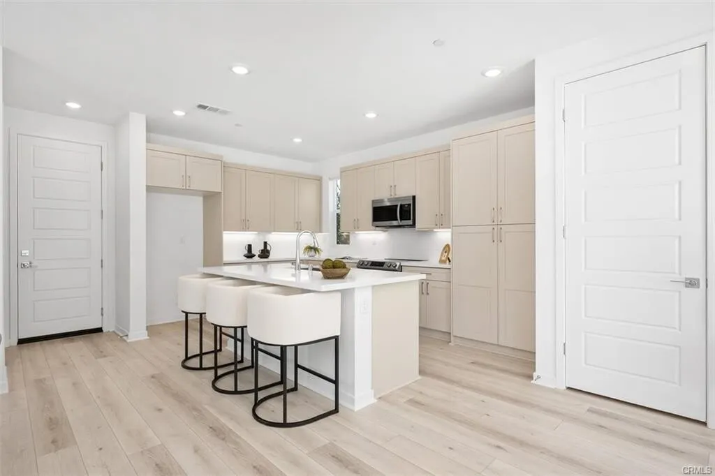 [토랜스] 2023년생 업그레이드 넓은 방4개 2층하우스
						1836 SQFT, Solar & EV 충전기, 저렴한 관리비, 넓은 페리오
						주택  Torrance CA's preview 3