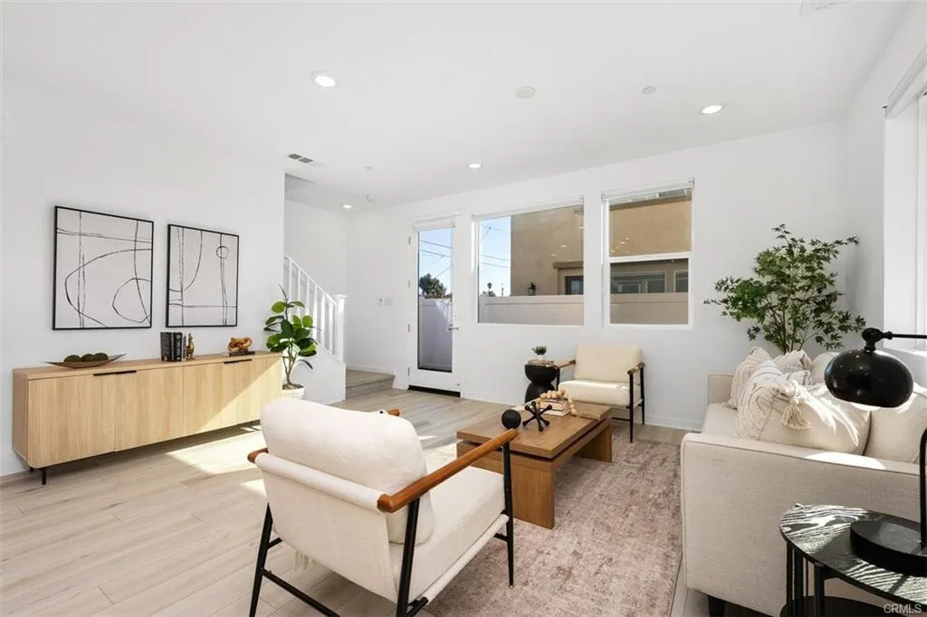 [토랜스] 2023년생 업그레이드 넓은 방4개 2층하우스
						1836 SQFT, Solar & EV 충전기, 저렴한 관리비, 넓은 페리오
						주택  Torrance CA's preview 2