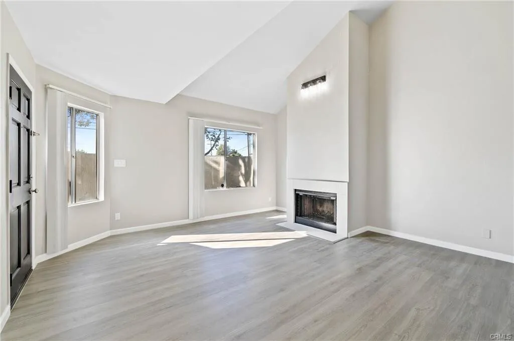 [다우니] 게이트단지 하이실링 Beautiful 리모델링 타운홈
						1586 SQFT, 페리오, DTLA 15 mi
						타운하우스  Downey CA's preview 1