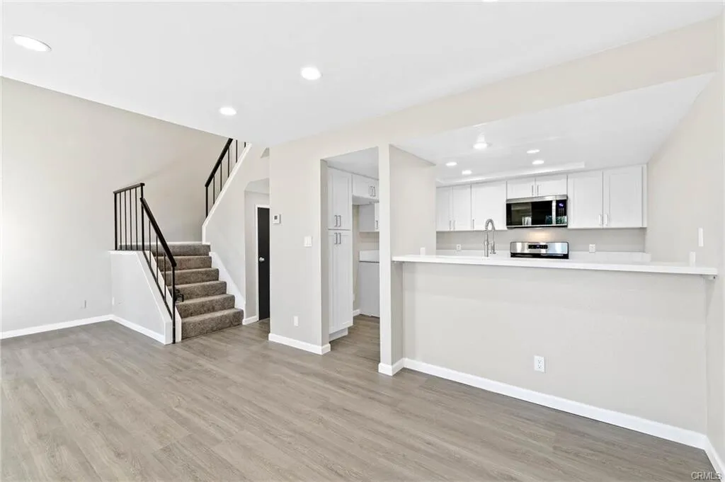 [다우니] 게이트단지 하이실링 Beautiful 리모델링 타운홈
						1586 SQFT, 페리오, DTLA 15 mi
						타운하우스  Downey CA's preview 3