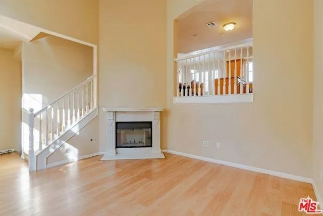 플러튼 최고지역 & 최고학군!! 2007년생 1,511 SqFt 2베드 타운홈
						매우 밝고, 높은천장, 화강암 카운터탑 넓은 부엌, 마루바닥, 벽난로, 넓은 화장실, 2중창문, 넓은 발코니.

						타운하우스  Fullerton CA's preview 1