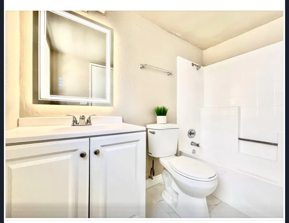 개인방,개인화장실,Bath 마리포사높은곳이라 햇볕이 잘들고 킴스전기 뒤 위치좋아요
					룸메이트
					Losangelese's preview 3