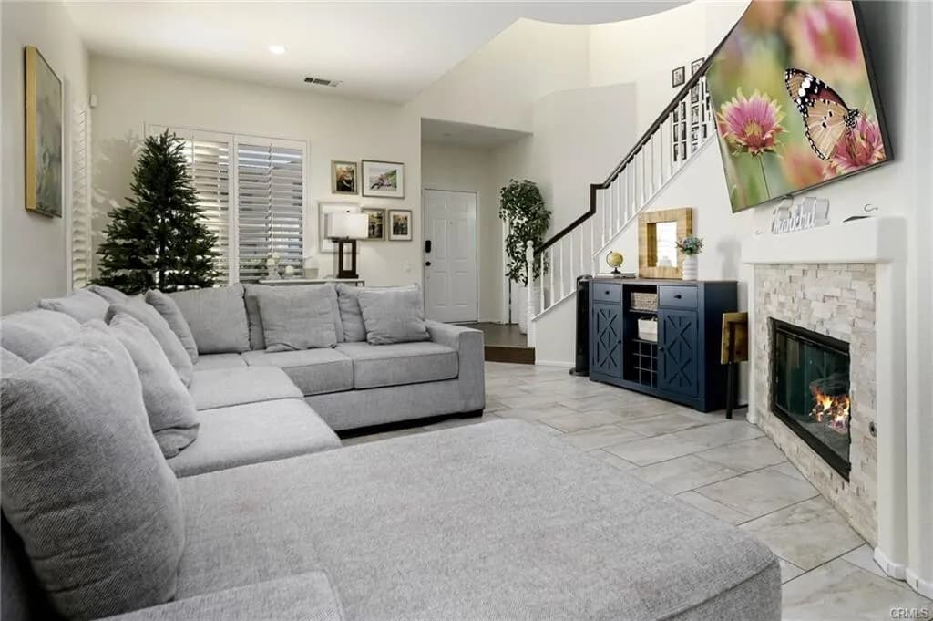 $685,000 코로나 3베드 1,414 SqFt 1997년생 단독주택!!
						매우밝고, 높은천장, 리모델링 Quartz 카운터탑 부엌, 새 페인트, 마루바닥, recessed lighting, 2중창문, 벽난로, 뒷마당 Patio cover.

						주택  Corona CA's preview 1